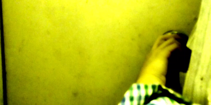 Nhìn cái phòng chừng ba bốn m2, giá một đêm 150 tệ. Nghỉ tại một nhà nghỉ ngay cạnh một ga tàu điện 