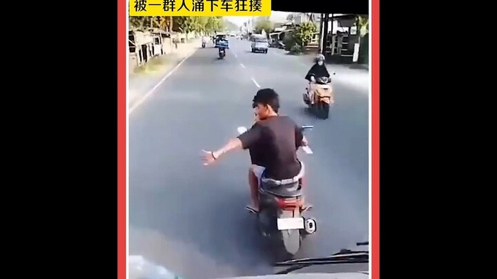 Foreign guy provokes a bus — ends up getting beaten up by the entire crowd on board!