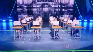 Koreografi adaptasi MAMA yang dibawakan oleh Xinxie dan para penari pendukungnya memiliki tingkat ke