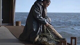 大兵在海上发现可疑船只 诡异的事情发生