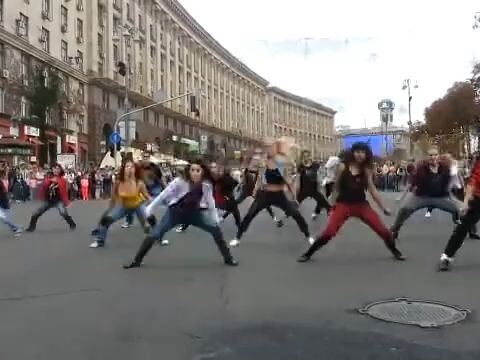 Penggemar Michael Jackson menari mengikuti Thriller untuk mengenang