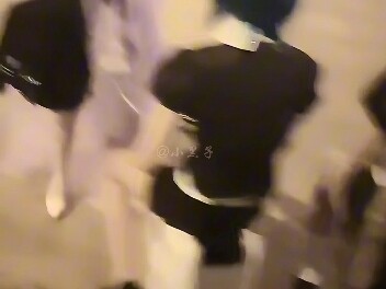 دب قوي تم التحرش به من قبل ثلاث فتيات مشاغبات