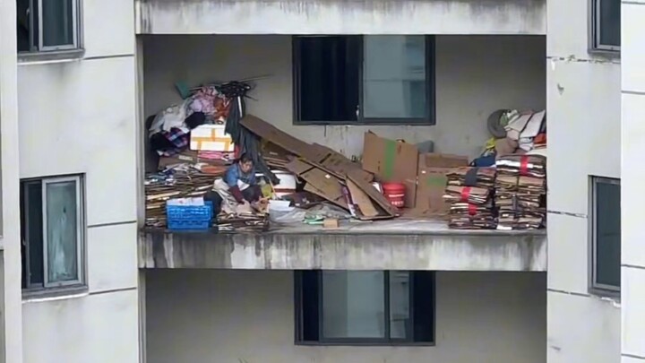 “Homo Sapiens TV” Hee hee, putting the paper skin here keeps it safe! & Aaaah! Brother’s cologne fin