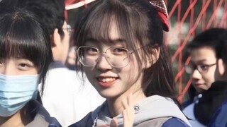 Ternyata ada orang yang benar-benar bisa tersenyum seperti bunga!