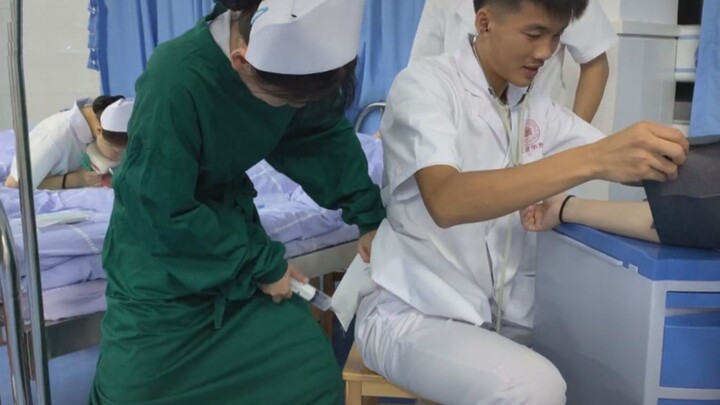 Hãy hứa với mình là đừng bao giờ tốt nghiệp nhé?