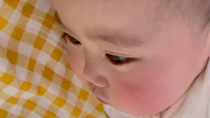 هذا الصوت الحنون الصغير ما بسأم أبداً من سماعه!