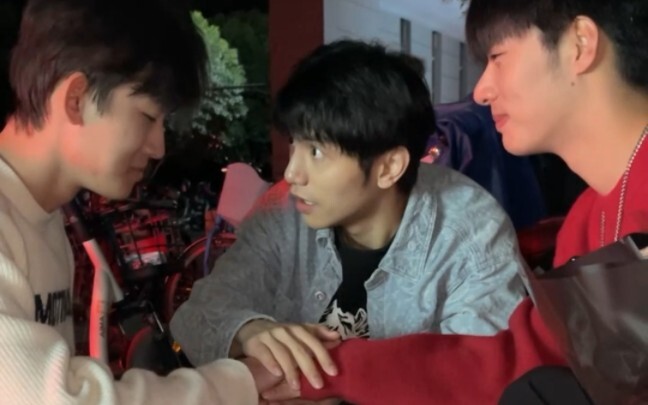 One person in love, the whole dorm as advisors???