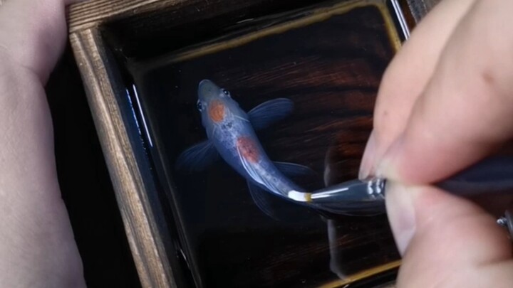 Draw a small fish using a wooden box