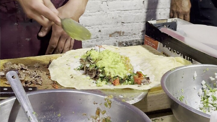 Burrito de carne asada y chorizo (campechano) con mucha salsa y guacamole