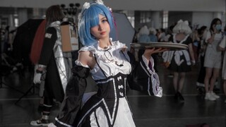 Cô nàng coser xinh đẹp của triển lãm truyện tranh sẽ thích otaku hai chiều hay dòng điện ba chiều?