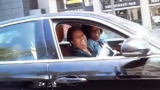 الأخ الأكبر يجلس في السيارة ويقول كلمات حب مبتذلة لغرباء، والسيدات يضحكن بسعادة تامة واحدة تلو الأخر