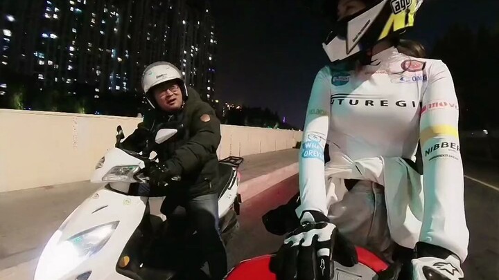 给杜卡迪丢脸了 #杜卡迪v2 #女骑 #搞笑