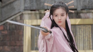 张家界黄石寨奇峰林立，恰似武侠世界中的神秘之境。云雾缭绕间，仿佛能看见侠客仗剑天涯，快来一同踏入张家界的武侠世界，感受那快意恩仇的江湖豪情