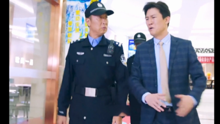 Gừng càng già càng cay, cảnh sát kỳ cựu bắt tên trộm nhỏ
