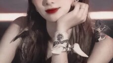“Tôi từng được một nữ thần tượng đưa ra lời nhắn nhỏ, cô ấy luôn được yêu cầu tranh giành sắc đẹp, n
