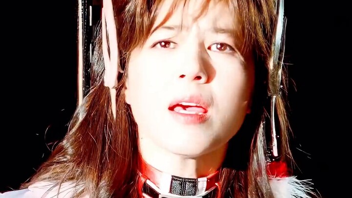 Seperti yang diharapkan dari seorang bos, setelan kulit, baju besi, dan otot ini sangat keren