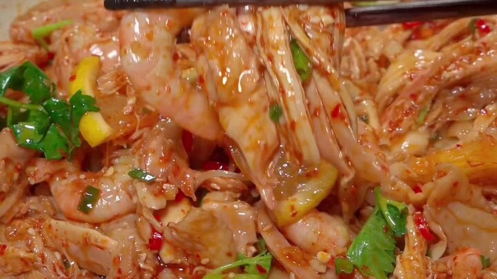 How is the lemon–torn chicken, sold for 288 yuan per serving at restaurants, actually made?