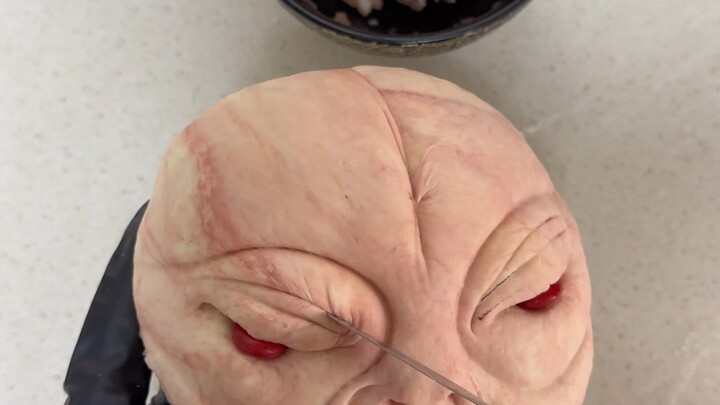 Alien: Kalau bisa menggulung bakpao sehebat itu, kau tidak takut mati ya?