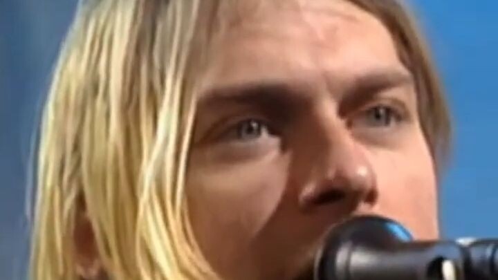 ZOOM to Kurt´s face while he sings in a Soundcheck