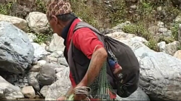 cast net fishing in Nepal | himalayan trout fishing with handmade cast net |