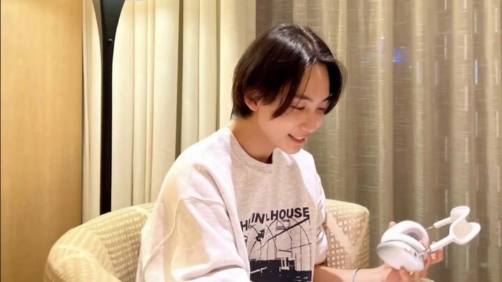 Honey hey~ Jiong Jiong is the cutest bunny~^^