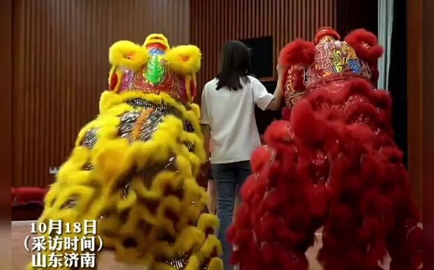 Sau màn múa lân, đầu lân chụp ảnh cùng người hâm mộ, còn hai đuôi lân ở phía sau thì đùa giỡn với nh