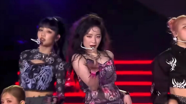 (G)I-DLE’s “My Bag”: Yeah Hua absolutely dominated this Germany performance—the coolest girl on stag