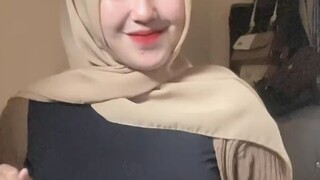 Yang hijab emang meresahkan.