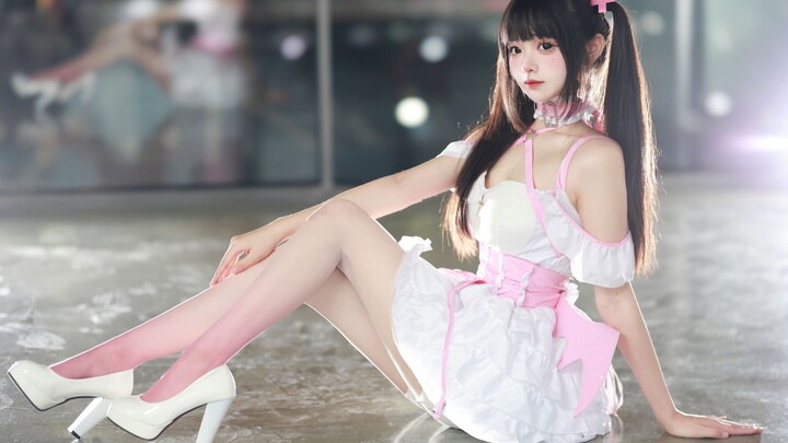 [Nai Gao] Who’s actually chatting while this girl tours the exhibition with you?