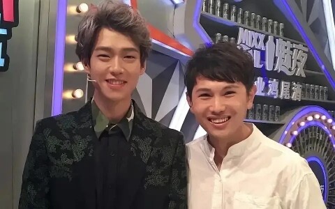 Ternyata sudah banyak orang di industri yang mendukung Ming Han dan Bai Jingting—mulai dari pembawa 