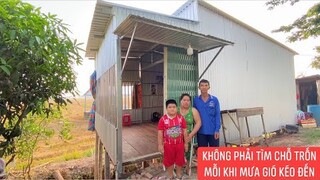 Bàn giao nhà mới cho vợ chồng em Hà không còn sợ mưa tạt gió lùa để an tâm làm ăn.