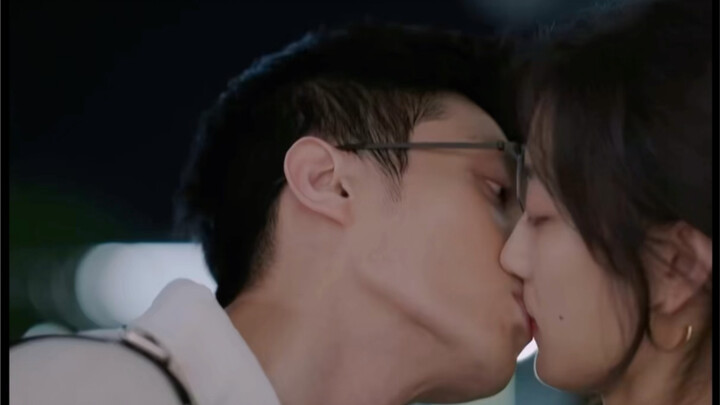 What’s going on? Zhang Xiaoyan has way more of a “husband material” vibe than Jiang Yang—waaah! Can 