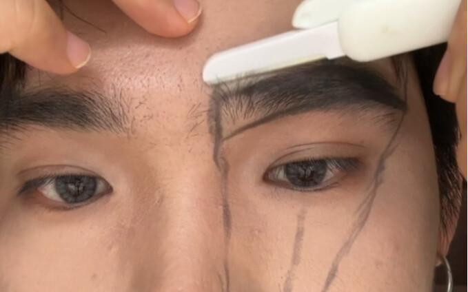 Perhatikan baik-baik tutorial merapikan alis ini, langsung paham!