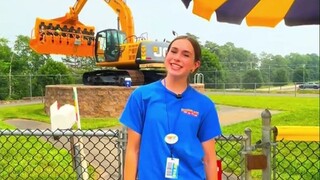 هذه أول مرة أرى فيها مدينة ملاهي جريئة وهادرة إلى هذا الحد: الأرجوحة الدوارة مصنوعة من قطع غيار الجر