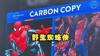 【بيسبول غير لائق】 عندما يظهر الرجل العنكبوت في مباراة MLB ويتم اكتشافه، هكذا سيكون الأمر...