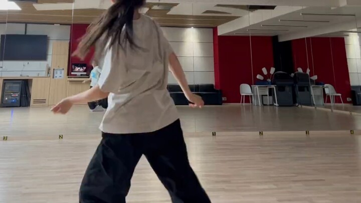 NMIXX 张圭真练习室翻跳NCT U的Baggy Jeans