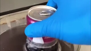 冷知识：易拉罐里面其实还有一层塑料膜，把外面的铝壳溶解掉就能看到