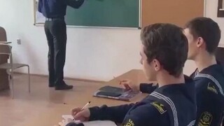 数学课不能低头捡笔，因为数学老师人均绯红之王