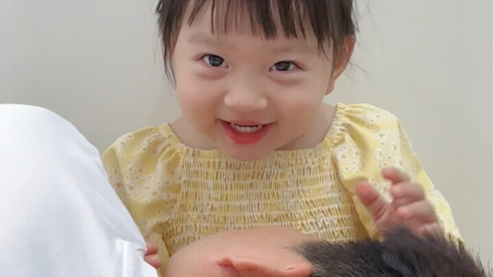 爸爸vs妈妈躺女儿腿上，这对比太伤心了……
