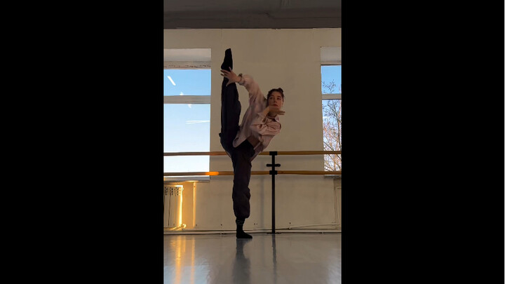 A Russian girl’s improvisational creation accompanied by classical music