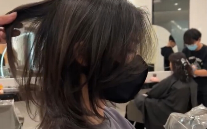 Không nghe lời mẹ đi cắt kiểu tóc đuôi sói cá măng buộc tóc, không ngờ kết quả lại thế này?..