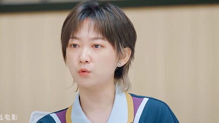 Karyawan berbicara dengan lancar dalam laporannya, sementara bos yang mendengarkan di sampingnya tam