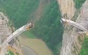 Đằng sau “ma quỷ xây dựng cơ sở hạ tầng” là những nỗ lực gian nan của các nhà xây dựng bình thường