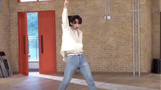 พวกเขาร้องเพลงพร้อมไมโครโฟนบนเวทีโดยไม่มีผู้ชมเลย "น้องใหม่" เหล่านั้นที่ลิปซิงค์เพลงที่อัดไว้ล่วงหน