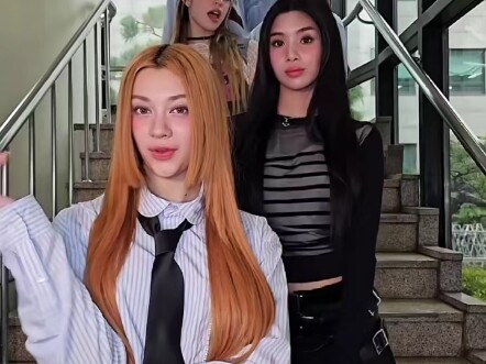 Touch biểu diễn ca khúc