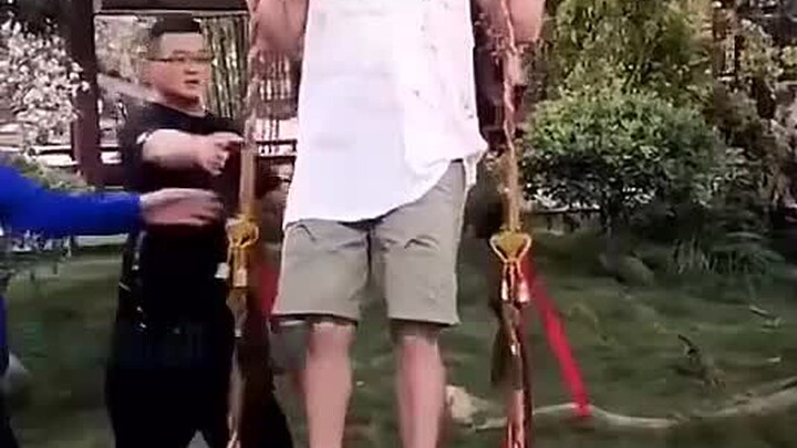 The naughty child was standing on the swing and was urgently stopped by the director! You are worthy