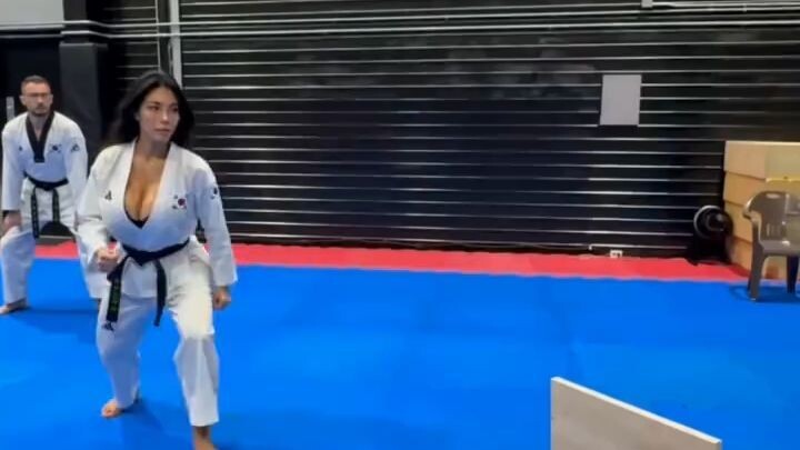 Tendangan Vertikal Ekstrem | Fleksibilitas Karate Wanita
