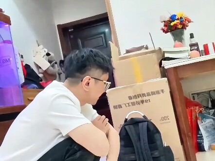 بعد عودة الأخ شاو بينغ من رحلة العمل، كان جسده مغطى بالخدوش، بينما كان شاو بينغ الصغير بجانبه يصب ال