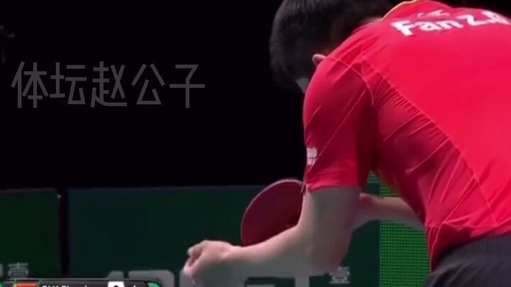 المشهد مضحك بعض الشيء، كيف يبدو فان تشنغدونغ وتومواكي هاجيمي مضطرين لمواصلة المباراة رائع ومحبّب!