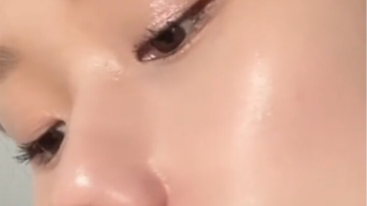 A few pro tips for using cushion BB: Koreans prefer applying a light layer and then patting it in vi